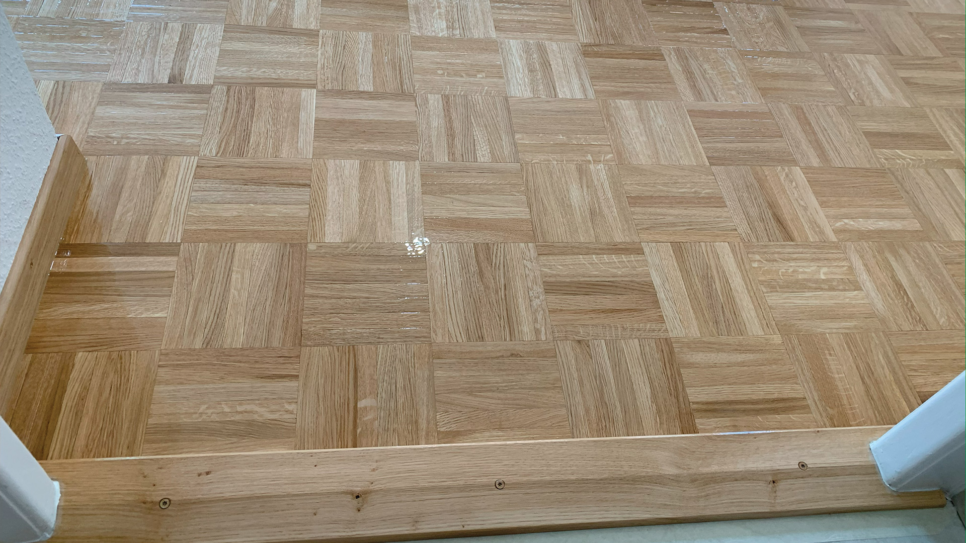 Light wood, lasting brilliance